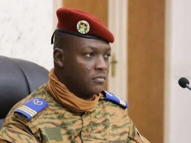 Governo de Burkina Faso determina educação gratuita do básico ao universitário