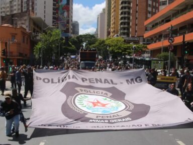 Zema nega reajuste e policiais penais de MG avaliam greve