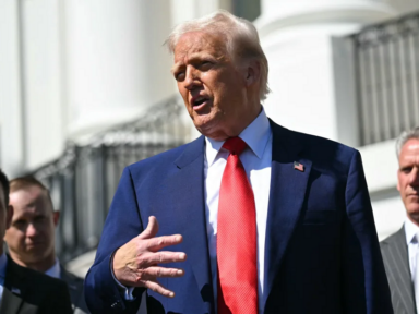 Sob gigantescas perdas nos EUA, Trump exclui iphones, computadores e chips de seu tarifaço