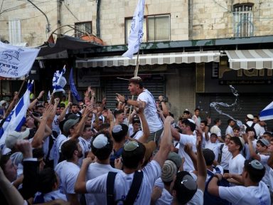 “Morte aos árabes”, esbravejam fascistas israelenses ao invadirem mesquita em Jerusalém
