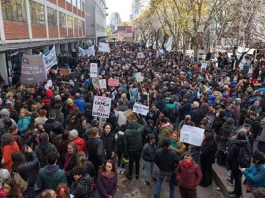 Ato em Buenos Aires reúne milhares de pesquisadores contra cortes de Milei