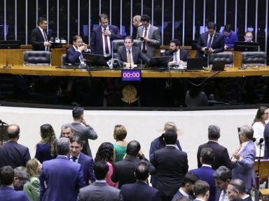 Câmara afronta STF, suspende ação de Ramagem e abre brecha para deixar Bolsonaro impune