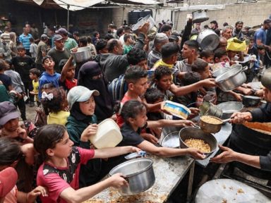 Israel mata três palestinos famintos e fere dezenas em centro de distribuição que impôs em Rafah
