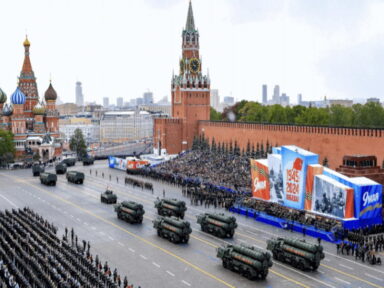 Zelensky imita Hitler com ameaça de ataque a Moscou no Desfile da Vitória