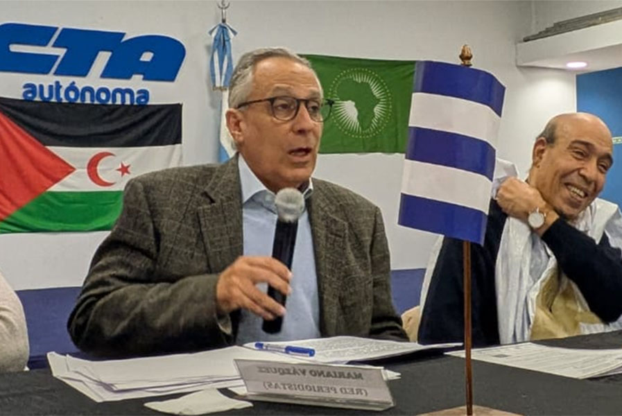 Pedro Prada, embaixador cubano na Argentina, tendo ao lado o representante da Frente Polisário, Mohamme Alí Alí Salem
