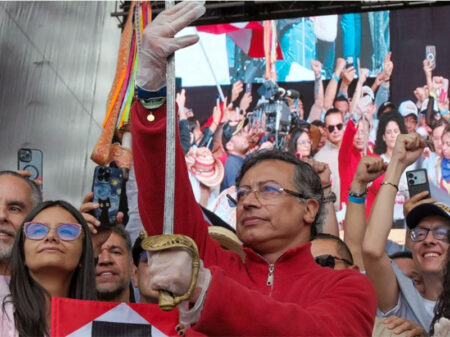 Petro exalta Bolívar ao pedir à multidão em Bogotá  apoio à reforma trabalhista