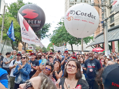 Professores da capital paulista suspendem greve após acordo, mas repudiam reajuste abaixo da inflação