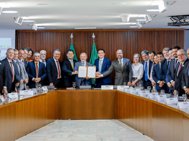 Lula anuncia isenção da conta de luz para famílias de baixa renda