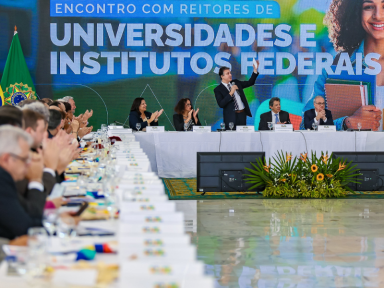 Após pressão de reitores, cientistas e estudantes, governo recua de corte na verba das universidades