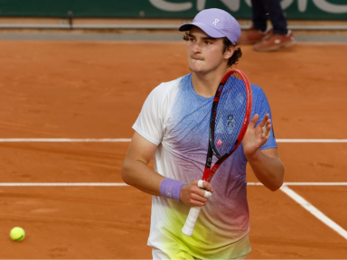 João Fonseca avança à 3ª fase de Roland Garros com vitória sobre o francês Pierre-Hugues Herbert