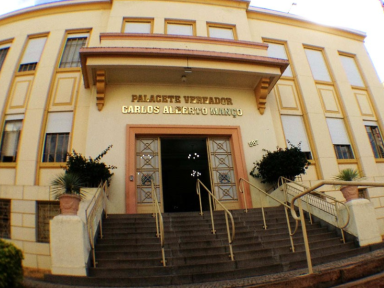 Vereador do Novo é denunciado por racismo em Araraquara após criticar a gestão “negra” de Edinho