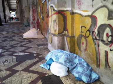 Frio mata dois em Porto Alegre, enquanto prefeitura retira cobertores de moradores de rua