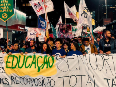 Estudantes vão às ruas para defender a “educação fora do arcabouço fiscal”