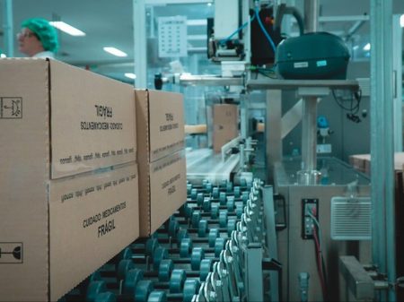 Com alta dos juros, intenção de investimento da indústria cai para o menor nível desde 2023