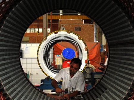 Indústria, comércio e serviços desaceleram sob impacto dos juros altos, afirma Iedi