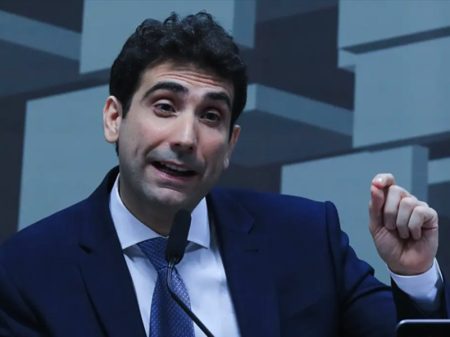 BC diz que juros vão continuar nas alturas por longo tempo