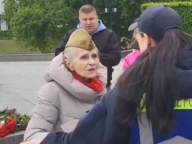 Ditadura ucraniana prende idosa de 85 anos por levar flores aos heróis da Vitória sobre o nazismo
