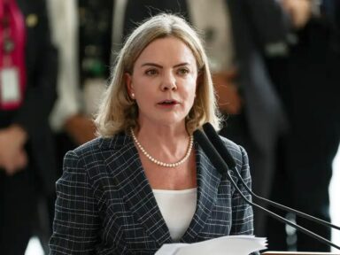 “PDT é aliado histórico e é fundamental na nossa base”, afirma Gleisi