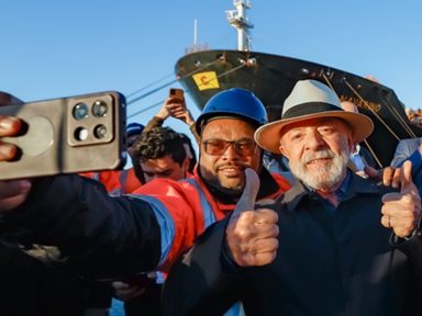 Em Itajaí, Lula denuncia desmonte da indústria naval e anuncia investimentos no setor