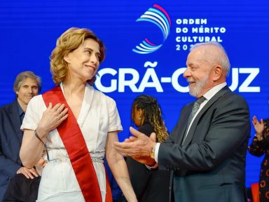 Lula concede maior condecoração da cultura para a equipe de Ainda Estou Aqui