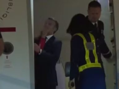 Madame Brigitte faz o que a maioria dos franceses gostaria de fazer: estapeia Macron