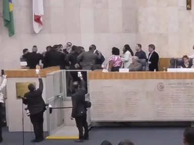 Vereador bolsonarista provoca dirigente sindical e leva corretivo na Câmara de SP