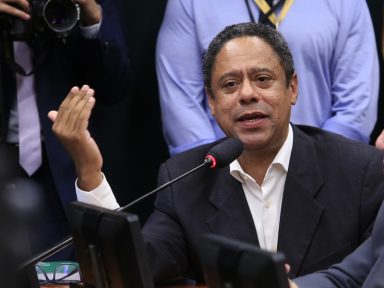 “Absurdo subir juros a níveis aberrantes para remunerar a agiotagem financeira”, diz Orlando