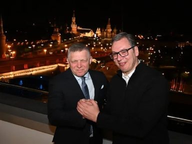 Líderes da Eslováquia e Sérvia desafiam UE e  celebram o Dia da Vitória em Moscou