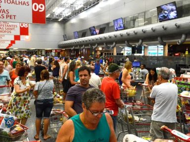 Supermercados querem ampliar exploração com contrato por hora, afirmam entidades