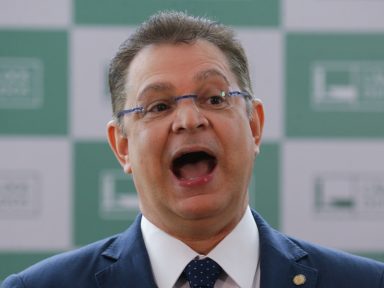 Derrotado com Ramagem, líder do PL ataca o STF e tenta chantagear presidente da Câmara