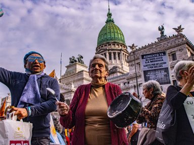 Argentinos cercam o Congresso exigindo o fim do arrocho de Milei nos salários e aposentadorias