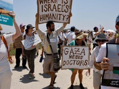 Multidão de israelenses e palestinos concentra na fronteira de Gaza para exigir fim do genocídio