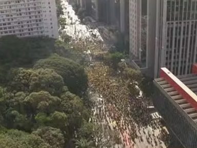 Fracassa ato de Bolsonaro e chovem explicações furadas