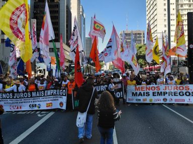 “Juro alto é política da fome”, denunciam manifestantes em ato no Banco Central