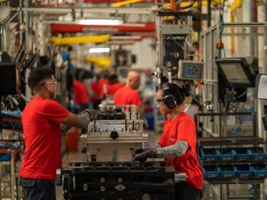 Emprego na indústria cai em abril