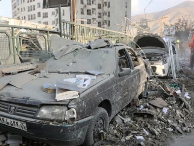 Genocida Netanyahu bombardeia bairros e usinas nucleares do Irã