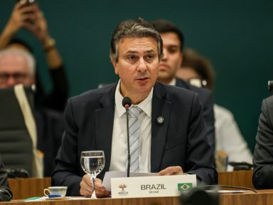 “Sou terminantemente contra qualquer corte na educação”, afirma ministro