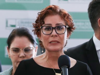 Condenada, Carla Zambelli foge e PGR vai pedir sua prisão preventiva