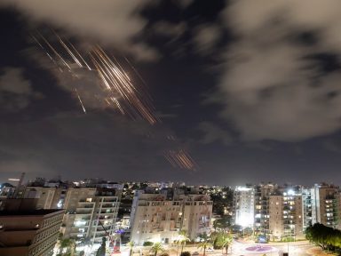 Irã inicia resposta a ataque de Israel com centenas de mísseis sobre Tel Aviv e demais cidades