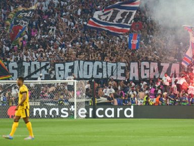 Torcida do Paris Saint Germain abre faixa que exige “Parem o genocídio em Gaza”, na final da UEFA