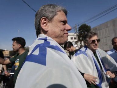 Tarcísio se enrola na bandeira de Israel em meio ao genocídio de palestinos 