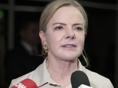Gleisi: “grandes plataformas digitais não podem continuar como terra sem lei”