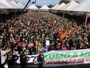 Ibaneis ameaça cortar ponto de professores em greve e sindicato reage: “Desrespeito”