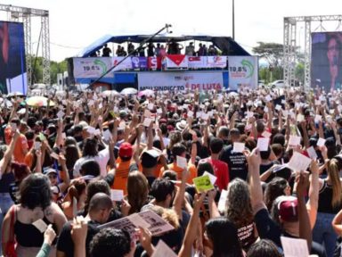 Professores do DF iniciam greve por reajuste e denunciam retaliação judicial