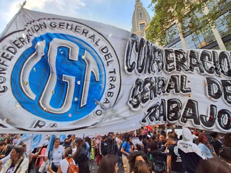 Justiça do Trabalho barra decreto de Milei por atentar contra o direito constitucional de greve