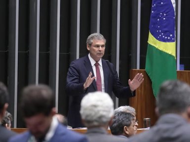 Juro a 15% é “indecente, proibitivo e desestimula investimentos”, afirma líder do PT
