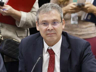 Líder do PT pede à PF bloqueio de contas e quebra do sigilo bancário de Bolsonaro