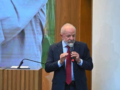 Lula sobre Trump e Bolsonaro: valorizam “interesses escusos, pequenos”
