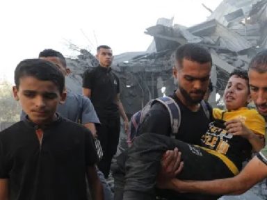 Disparos de tanques israelenses matam mais de 80 palestinos famintos, centenas ficaram feridos