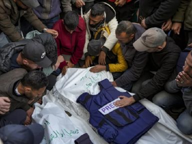 Israel mata 5 jornalistas que faziam reportagem sobre destruição de hospital em Gaza
